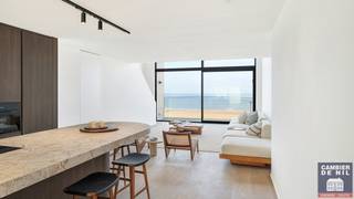 En exclusivité à vendre au Cambier De Nil : Un appartement mezzanine exclusif dans une prestigieuse résidence neuve, située sur la magnifique Plage Albert.

Profitez du luxe et du confort dans l'un des plus beaux endroits de Knokke.

Aménagement de l'appartement en duplex, situé au 7ème et 8ème étage ;
En entrant, vous entrez dans un beau hall d'entrée avec toilettes invités et vestiaire. L'espace de vie à couper le souffle offre une vue frontale phénoménale sur la mer et la plage, ainsi qu'une terrasse fantastique.
La cuisine/salle à manger spacieuse est entièrement équipée d'appareils électroménagers de haute qualité et dispose d'un coin repas confortable. Attenant à la cuisine se trouve un local de rangement pratique. De plus, la cuisine donne accès à une deuxième terrasse où vous pourrez profiter du soleil.

L'étage supérieur de l'appartement mezzanine comprend pas moins de trois chambres complètes et trois salles de bains. La première chambre dispose d'une vue mer et d'une salle de douche pratique. Il y a des toilettes invités dans le hall de nuit. La 2ème chambre d'hôtes dispose d'une belle vue sur les villas de l'Albertplage et dispose également d'une salle de douche. La chambre principale est meublée de placards intégrés et dispose d'une salle de bain attenante avec douche à l'italienne, baignoire et double vasque en marbre. Local de rangement privatif pratique au -1 et cave à vélos.

Un garage extrêmement spacieux et facilement accessible (2-3 voitures) dans l'immeuble peut également être acheté.

Un appartement de rêve qui répond à tous vos souhaits ! N'hésitez pas à nous contacter pour plus d'informations ou une visite sur place !