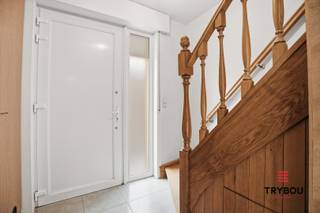 Ontdek deze ruime gezinswoning in Poelkapelle met maar liefst 4 slaapkamers en 2 badkamers – ideaal voor wie op zoek is naar comfort en voldoende plaats voor het hele gezin.<br /><br />De woning beschikt over een praktische en aangename indeling, waarbij functionaliteit en leefcomfort centraal staan. Dankzij de aanwezigheid van twee badkamers geniet je bovendien van extra gebruiksgemak in het dagelijkse leven.<br /><br />Indeling:<br /><br />Gelijkvloers: inkomhal, lichtrijke leefruimte, slaapkamer, badkamer, apart toilet en garage<br />Verdieping: nachthal, 3 volwaardige slaapkamers en een tweede badkamer<br /><br />Buiten kan je genieten van een gezellig tuintje, perfect om tot rust te komen of te genieten van mooie dagen in alle privacy.<br /><br />Dankzij de vlotte bereikbaarheid en de aangename woonomgeving vormt deze woning een interessante opportuniteit voor gezinnen of wie op zoek is naar extra ruimte.<br /><br />📞 Interesse? Contacteer Thijs:<br />📲 051 57 54 61<br />📧 thijs@grouptrybou.be<br /> | friedel@grouptrybou.be