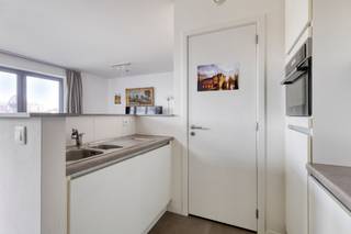 Dit modern en lichtrijk hoekappartement (2014) is gelegen in een gegeerde en residentiële buurt in Evere. Het appartement beschikt over een...