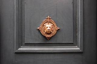 L'impressionnant manoir situé au cœur de Bruges possède une riche histoire remontant à avant 1850 et offre une opportunité de vie unique dans l'un...