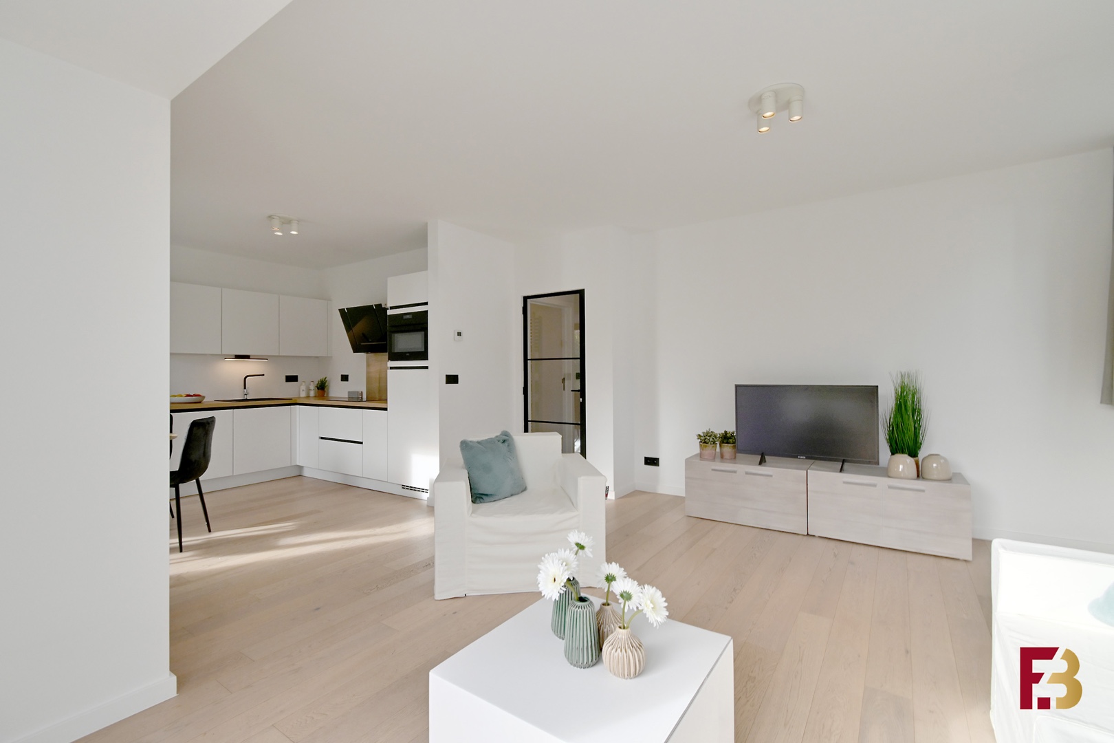 Gelijkvloersappartement met tuin en twee garages in hartje Zwijnaarde - foto 1