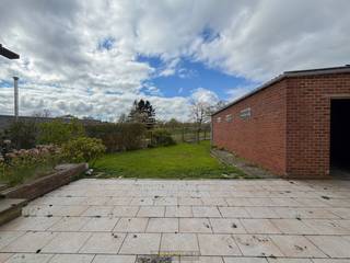 <span><span><strong>1ste bezoekdag maandag 27 april! Inschrijven kan via www.nobels.be onder referentienummer 4343461.</strong></span></span><br /><br />TE RENOVEREN HANDELSHUIS met PRAKTISCHE GELIJKVLOERSE INDELING en RUIME GARAGE, gelegen op een VLOT BEREIKBARE LOCATIE te Brakel, NABIJ HET CENTRUM en BELANGRIJKE INVALSWEGEN. Deze eigendom biedt TAL VAN MOGELIJKHEDEN voor wie WONEN en WERKEN wenst te combineren of op zoek is naar een RUIME GEZINSWONING met extra OPSLAGRUIMTE. De woning beschikt reeds over een AIRCO MET WARMTEPOMP, wat zorgt voor EXTRA COMFORT en een GOEDE BASIS voor verdere RENOVATIE.<br />De indeling gaat als volgt: via de inkomhal met vestiaire en gastentoilet heeft u toegang tot de lichtrijke leefruimte met aanpalende keuken en veranda. Via de centrale hal bereikt u 3 slaapkamers en een te renoveren badkamer. De zolder biedt bijkomende opslag- en uitbreidingsmogelijkheden.<br />Buitenshuis beschikt deze eigendom over een ruime oprit, een zonnig terras, een gezellige tuin en een uiterst ruime aparte garage, ideaal voor hobby, stockage of werkruimte.<br /><br />Adres: Moriaanstraat 1 te Brakel<br /><br />EPC: label F, G-score en P-score C, Renovatieplicht van toepassing