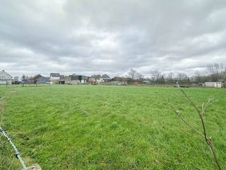 ROYAAL BOUWPERCEEL van 1.701 M², ideaal voor wie droomt van een EXCLUSIEVE VILLA met maximale PRIVACY. Dankzij de BOUWBREEDtE van 15 METER en...