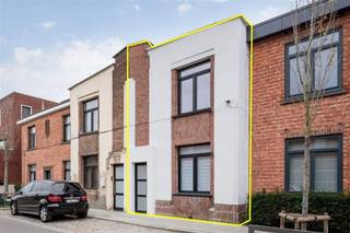 Ontdek deze volledig gerenoveerde woning, gelegen op een uitstekende locatie in het geliefde Wilrijk. De woning bevindt zich in een...