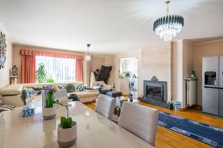 <p><span>Ontdek dit ruim en verzorgd appartement op de eerste verdieping, gelegen in het gegeerde Duffel-West, op wandelafstand van de dijk langs de Nete. </span></p><p><span>Dankzij de rustige ligging en de uitstekende bereikbaarheid vormt dit appartement de ideale thuisbasis voor wie comfortabel wil wonen.</span></p><p><span> </span></p><p><span> </span></p><p><span>Bij het betreden van het appartement komt u terecht in de lichtrijke leefruimte, die dankzij de grote raampartijen geniet van een aangename lichtinval. </span></p><p><span>Aansluitend bevindt zich een gezellig balkon van 4 m² waar u heerlijk kunt genieten van een kop koffie of een rustig moment in de buitenlucht. </span></p><p><span>De afzonderlijke keuken sluit naadloos aan op de woonkamer en beschikt over een praktische berging, ideaal voor het opbergen van voorraad en huishoudelijke spullen.</span></p><p><span> </span></p><p><span> </span></p><p><span>Aan de achterzijde van het appartement bevinden zich twee volwaardige slaapkamers met een mooi uitzicht op het rustig gelegen zuidoostgericht terras van 7 m². </span></p><p><span>Dit terras biedt een aangename plek om in alle privacy van de ochtend- en middagzon te genieten. </span></p><p><span>De badkamer is uitgerust met een douche, lavabo met meubel en de nodige aansluitingen voor een wasmachine en droogkast.</span></p><p><span> </span></p><p><span> </span></p><p><span>Extra troeven ontbreken niet: een private kelderberging van 7 m² biedt bijkomende opslagruimte en de inbegrepen garage met automatische sectionaalpoort, verlichting en stopcontact zorgt voor optimaal comfort. </span></p><p><span>Bovendien is het gebouw uitgerust met een lift, wat het appartement extra toegankelijk maakt.</span></p><p><span>Contacteer ons snel voor een bezichtiging op het nummer 015 200 999 of info@vastgoedplus.be</span></p>
