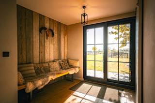 Authentieke woning op 2.809 m² met :Gelijkvloers:- inkom- leefruimte met open keuken voorzien van composiet werkblad, inductie kookplaat, vaatwasser,...