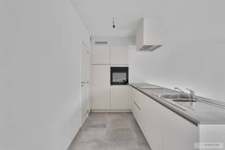 In het centrum van Lauwe bevindt zich een nieuwbouwappartement met twee ruime slaapkamers, terras en staanplaats.De indeling is als volgt:Inkomhal,...