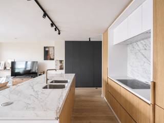 <strong>Toplocatie aan de Kouter. Wonen aan het water in een aangenaam appartement met terras.</strong><br /><br /><em>Voor meer informatie: mail naar info@carloeggermont.be</em><br /><br />Dit kwalitatieve 1-slaapkamerappartement (met mogelijkheid tot een tweede slaapkamer) is gelegen aan de zijde van de Ketelvest (water) in het gebouw ‘Kouterresidentie’ en bevindt zich op één van de meest gegeerde locaties in het hart van Gent, omringd door restaurants, trendy boetieks en culturele hotspots.<br /><br />Dit is een opportuniteit voor wie op zoek is naar een ruim appartement op een toplocatie, met een kwalitatieve afwerking, veel lichtinval en een aangenaam terras met zicht op het water.<br /><br />We betreden het appartement via de inkomhal, die voorzien is van een ruime, op maat gemaakte kast (vestiaire) en toegang geeft tot een bijzonder lichtrijke en open ruimte.<br />Hier vinden we een hoogwaardige keuken met eiland, voorzien van al het comfort, de ruime leefruimte, een eetplaats en plaats voor een bureau, bibliotheek… Dankzij de vele ramen over de volledige breedte genieten we enerzijds van een aangename lichtinval en anderzijds van toegang tot het terras en zicht op het achterliggende water.<br /><br />Voorheen bevond zich waar nu de bureau staat een tweede slaapkamer. De mogelijkheid bestaat om hier opnieuw een tweede slaapkamer te voorzien.<br /><br />Verder brengt de hal ons naar het nachtgedeelte. Hier vinden we plaats voor een praktische berging (wasplaats), een apart toilet en de badkamer, die voorzien is van een inloopdouche en wastafel. Tot slot is er een ruime, volwaardige slaapkamer.<br /><br />Ook voor wie belang hecht aan bereikbaarheid is dit bijzonder appartement ideaal gelegen. Er is een vlotte bereikbaarheid, zowel met de wagen als met het openbaar vervoer, dankzij de verbinding met verschillende invalswegen (E40, E17…) en de ligging aan de goede zijde van het circulatieplan.<br /><br /><strong>Kortom, een uitzonderlijke kans voor wie op zoek is naar een unieke woonst, pied-à-terre of investering in het centrum van de stad!</strong>