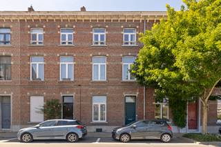 <p>Dit ruime herenhuis met 5 kamers en aangename stadstuin ligt in het centrum van Leuven en biedt een uitzonderlijke hoeveelheid ruimte en mogelijkheden. Wie op zoek is naar een grote stadswoning die volledig naar eigen smaak kan worden ingericht, vindt hier een interessante basis met veel potentieel.</p><p>Bij het binnenkomen word je ontvangen in een ruime inkomhal die meteen een gevoel geeft van de royale afmetingen van de woning. De grote leefruimte biedt tal van mogelijkheden om verschillende woonfuncties te combineren en een aangename leefomgeving te creëren. De woning dient gerenoveerd te worden, maar net daardoor krijg je de vrijheid om de indeling, afwerking en uitstraling volledig af te stemmen op je eigen wensen.</p><p>In totaal beschikt het herenhuis over vijf kamers die op verschillende manieren kunnen worden ingevuld. Daarnaast is er een grote zolder die nog bijkomende mogelijkheden biedt. Denk bijvoorbeeld aan extra woon-, werk- of bergruimte, afhankelijk van je eigen plannen en de nodige aanpassingen.</p><p>Een belangrijke troef is de ruime stadstuin achter de woning. Een aangename buitenruimte waar je, ondanks de centrale ligging, een eigen plek in openlucht hebt. De combinatie van een grote woning en een volwaardige tuin maakt dit pand bijzonder interessant voor wie ruimte zoekt in het centrum van Leuven.</p><p>Ook de ligging is een sterke troef. Vanuit deze centrale locatie geniet je van alles wat Leuven te bieden heeft, terwijl je thuis beschikt over opvallend veel binnen- en buitenruimte. Met haar royale oppervlaktes, vijf kamers, grote zolder en stadstuin vormt deze woning een interessante renovatiekans voor wie een herenhuis met karakter en mogelijkheden zoekt.</p><p>Heb je interesse en wil je deze woning als een van de eersten ontdekken? De verkoop start met een exclusieve Avant-Première op 4 en 5 september. Plan je bezoek via de paarse knop ‘Afspraak maken’ op onze website. De biedingstermijn loopt tot en met 7 september om 21.00 uur. Je vindt het Avant-Première-reglement onder downloads.</p>