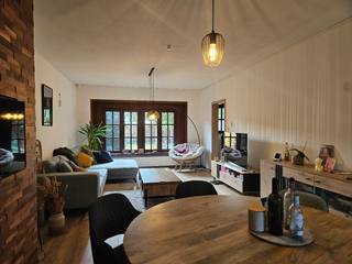 BEZOEK AANVRAGEN ENKEL MOGELIJK VIA VOLGENDE LINK: https://verlinden.mijnhuurprofiel.be/property/7f9b16a9-1320-41aa-958e-5ebe2f1fd8a9<br /><br />Deze halfopen woning is gelegen in het centrum van Mol op wandelafstand van winkels, scholen, openbaar vervoer...<br /><br />Via de inkomhal met gastentoilet komen we terecht in de leefruimte, deze is opgedeeld in een zit- en eethoek. Aansluitend vinden we de keuken, deze is voorzien van een koelkast, combi-oven, vaatwasser, een dubbele spoeltafel en voldoende opbergruimte. Hiernaast is nog een berging. <br /><br />De nachthal geeft toegang tot de 3 slaapkamers en badkamer, deze is voorzien van een douche, wastafel en toilet.<br /><br />De onderhoudsvriendelijke tuin is volledig omheint en beschikt over een carport en een garage.<br /><br />Huurprijs: €1.200/maand | beschikbaarheid: 02/11/2026 | EPC: 256 kWh/m² (label C)