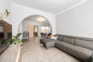 [[ DIT PAND NEEMT DEEL AAN DE ERA OPEN HUIZEN DAG OP 13/6 VAN 17:30 TOT 18:30 ]]
<p>Te koop: charmante woning in Sint-Niklaas, gelegen aan de stadsrand, op korte afstand van scholen, openbaar vervoer en het treinstation.</p>

<p>Deze woning biedt een comfortabele indeling met een ruime woonkamer en twee terrassen, ideaal voor wie graag buiten geniet. De keuken is volledig ingebouwd en voorzien van moderne toestellen, wat koken een plezier maakt. Dankzij de ligging aan de stadsrand geniet u van rust, terwijl alle voorzieningen binnen handbereik zijn.</p>

<p>Belangrijkste ruimtes:<br />• Ruime woonkamer (35 m²) met veel lichtinval<br />• Volledig ingebouwde keuken (12 m²) met elektrische kookplaat, oven, vaatwasser en diepvries<br />• Twee slaapkamers (14 m² en 13 m²)<br />• Badkamer (5 m²) met ligbad, toilet en wastafel in meubel<br />• Wasplaats (9 m²) met aansluitingen voor wasmachine en droogkast<br />• Berging (2 m²)<br />• Twee terrassen (38 m² en 19 m²)<br />• Zolder (38 m²) bereikbaar via zolderluik</p>

<p>Troeven:<br />• Rustige ligging aan de stadsrand met alle voorzieningen dichtbij<br />• Twee ruime terrassen voor optimaal buitenleven<br />• Volledig uitgeruste keuken</p>

<p>Neem vandaag nog contact op met je ERA-makelaar voor een bezoek. JOUW DROOMHUIS. ZO GEVONDEN!</p>