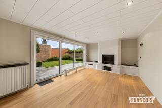 Deze aangename gelijkvloerse woning combineert een rustige ligging met een praktische indeling, drie slaapkamers, een extra diepe garage en een zonnige, zongerichte tuin. De woning werd de voorbije jaren op verschillende vlakken gerenoveerd en biedt daardoor een mooie basis om er meteen uw nieuwe thuis van te maken.<br /><br />Bij het binnenkomen verwelkomt de inkomhal u en leidt deze naar de gezellige leefruimte, die bestaat uit een eetplaats en zithoek. Dankzij de grote ramen geniet deze ruimte van een aangename natuurlijke lichtinval. De aanwezige houtkachel zorgt bovendien voor extra sfeer en gezelligheid. Aansluitend bevindt zich de uitgeruste keuken met hardstenen werkblad, dampkap, oven, kookplaat en koelkast. <br /><br />Verder beschikt de woning over een hal, drie slaapkamers en een volledig gerenoveerde badkamer. Een extra diepe garage biedt niet alleen plaats voor de wagen, maar ook heel wat bijkomende bergruimte. Daarnaast is er steeds parkeergelegenheid voor de deur.<br /><br />Ook op het vlak van renovatie en energiezuinigheid werd de voorbije jaren geïnvesteerd. Zo werden onder meer de spouwmuren geïsoleerd, het dak vernieuwd en een nieuwe cv-ketel op aardgas geplaatst. De badkamer werd volledig vernieuwd en afgewerkt met een moderne Mortex-douche. Ook de zekeringskast werd vernieuwd en de woning werd volledig geschilderd. <br /><br />Bent u op zoek naar een praktische gelijkvloerse woning met drie slaapkamers, een garage en een zonnige tuin, gelegen in een rustige straat? Contacteer dan Kenjiro op het nummer 0495 64 69 95 of via waeles@immofrancois.be<br /><br />