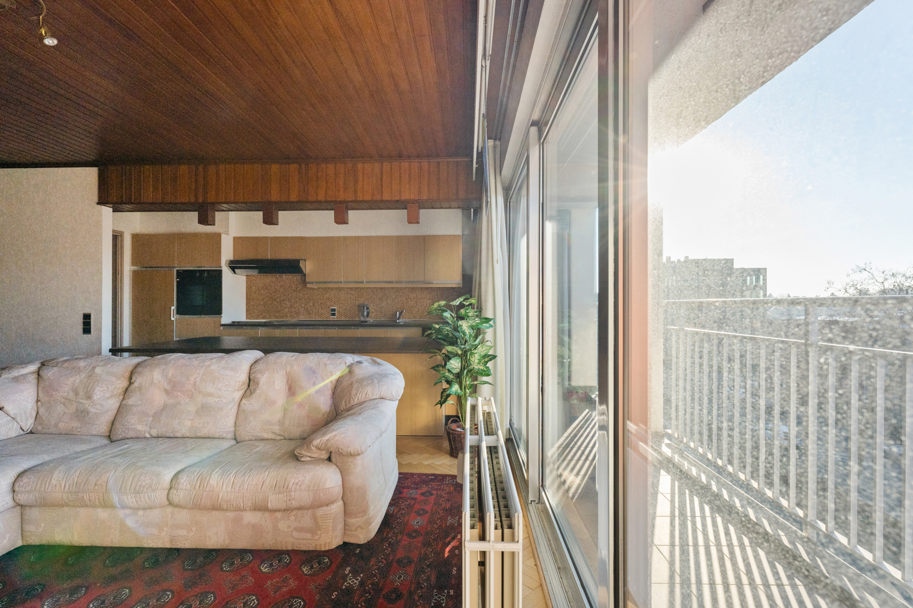 Groot, retro appartement met 3 slaapkamers en 2 terrassen - foto 3