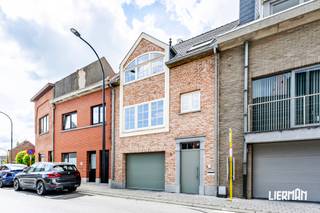 <p>-- Bezoekmoment enkel op afspraak --<br /><br />Deze ruime en energiezuinige woning aan de stadsrand van Aalst, gebouwd in 2007, combineert hedendaags wooncomfort met een uitzonderlijke veelzijdigheid. Met een gunstig EPC-label A geniet u van een energiezuinige thuis die klaar is voor de toekomst. De woning beschikt over vier volwaardige slaapkamers, twee badkamers, een dressing en een aparte bureauruimte, waardoor ze zich perfect leent voor grotere of samengestelde gezinnen, thuiswerkers of wie op zoek is naar een flexibele woonoplossing. <br /><br />De woning is opgevat als bel-etage en beschikt verder over een zeer ruime leefruimte met open volledig-uitgeruste-keuken. De dubbele garage en de ruime indeling zorgen voor extra comfort en praktisch gebruiksgemak. Achteraan strekt zich een diepe, zonnige tuin uit met een sfeervol poolhouse, waar rust, privacy en ontspanning centraal staan. Zowel op het verdiep als op tuinniveau is veel terrasruimte voorzien, handig is de verbinding met de tuin en de leefverdieping via de buitentrap. Deze buitenruimte vormt een ideale plek om te genieten met familie en vrienden.<br /><br />Dankzij de doordachte indeling en de royale volumes biedt deze eigendom tal van mogelijkheden voor co-housing, kangoeroewonen of een combinatie van wonen en werken. Een woning met ruimte, comfort en potentieel voor uiteenlopende woonbehoeften.<br /><br />Ook op technisch vlak is aan alles gedacht; cv aardgas, airco, zonnepanelen (met certificaten), regenwater-recuperatie, rondom isolatie, conforme elektriciteit, enz.<br /><br />De ligging is bovendien een sterke troef. In een rustige woonomgeving, maar toch op korte afstand van winkels, scholen, openbaar vervoer en belangrijke invalswegen, geniet u hier van de perfecte combinatie van bereikbaarheid en woonkwaliteit.<br /><br />Contacteer ons via info@immolierman.be of 053 / 89 99 66 voor meer informatie of een afspraak.</p>