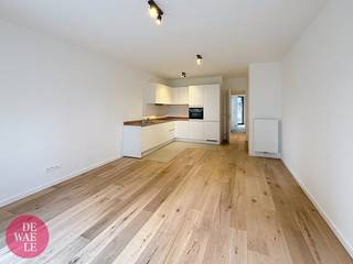 Brussel: Appartement op de 3de verdieping (80m² + 6m² terras) met 2 slaapkamers op de Tour &amp; Taxis site in het gebouw "Newport" gelegen naast het Park Tour &amp; Taxis, één van de grootste stadsparken in Brussel met recreatieruimte. Zeer vlotte bereikbaarheid met het openbaar vervoer (metro en bus) en op wandelafstand van het Noordstation via de Suzan Danielbrug.<br /><br />Indeling van het pand: <br />Blikvanger van het appartement is de ruime woonkamer met open keuken en het terras. Beide slaapkamers zijn te bereiken via de inkomhal waar zich ook de berging bevindt, alsook de badkamer met douche en toilet.  <br />De keuken is volledig uitgerust en voorzien van hoogwaardig materiaal.<br /><br />Er is een private ondergrondse berging bij het appartement inbegrepen.<br /><br />Gemeenschappelijke kosten in de vorm van een provisie bedragen €200. Hierin zitten de gemeenschappelijke kosten voor het gebouw alsook de kosten voor water &amp; gas. Elektriciteit is individueel af te sluiten. <br /><br />Spreekt dit pand je aan? Dien dan een bezoekaanvraag in via de website.