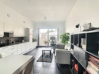 <p>Dit luxueuze appartement te huur in het centrum van Leuven biedt een aangename combinatie van comfort, ruimte en een uitzonderlijke ligging. Dankzij de centrale locatie geniet je elke dag van alle voorzieningen die de stad te bieden heeft, terwijl je thuiskomt in een stijlvolle en rustige woonomgeving.</p><p>Bij het betreden van het appartement kom je terecht in de inkomhal, die toegang geeft tot de verschillende leefruimtes. De ruime woonkamer met open keuken vormt het hart van de woning en baadt in het natuurlijke licht. De open indeling zorgt voor een aangename verbinding tussen koken, eten en ontspannen, waardoor de leefruimte bijzonder uitnodigend aanvoelt.</p><p>De ruime slaapkamer biedt alle comfort om een gezellige en rustige slaapomgeving te creëren. Aansluitend bevindt zich de badkamer, die praktisch is ingericht en perfect aansluit bij het luxueuze karakter van het appartement.</p><p>Vanuit de leefruimte heb je toegang tot het grote terras, waar je in alle rust kunt genieten van een koffie in de ochtend of een ontspannen avond na een drukke dag. Deze buitenruimte vormt een mooie meerwaarde voor wie graag buiten vertoeft zonder in te boeten aan het comfort van een appartement.</p><p>Ook op praktisch vlak scoort deze woning bijzonder goed. Bij het appartement horen een autostaanplaats, een private kelderberging en een fietsenstalling, zodat je steeds beschikt over voldoende opbergmogelijkheden en een comfortabele parkeeroplossing.</p><p>De toplocatie in het centrum van Leuven maakt dit appartement extra aantrekkelijk. Winkels, horecazaken, openbaar vervoer, universiteitscampussen en tal van andere voorzieningen bevinden zich op korte afstand, waardoor je volop kunt genieten van het bruisende stadsleven zonder afhankelijk te zijn van de wagen.</p><p>Ben je op zoek naar een luxueus appartement met één slaapkamer, een groot terras, autostaanplaats en extra bergruimte op een toplocatie in Leuven, dan is deze woning zeker een bezoek waard. Neem gerust contact op voor meer informatie of een bezichtiging.</p>