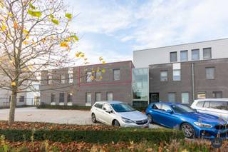 Meer info via stephanie.mottie@homixx.be of 016/199 348<br /><br />Dit knappe appartement met twee slaapkamers en zuidgericht terras van +/- 20 vierkante meter en bijhorende garage is zeer centraal gelegen. Winkels, scholen en openbaar vervoer bevinden zich in de nabije omgeving.<br /><br />Indeling: inkomhal met toilet en vestiairekast, ruime leefruimte met zithoek, eetplaats, open keuken met aansluitende berging. De badkamer beschikt met douche, bad en lavabo over alle comfort. Onder het gebouw beschikt u over een ondergrondse parkeerplaats met aansluitende kelderberging.<br /><br />Maandelijkse huurprijs bedraagt 940 EUR + 50 EUR = 990 EUR<br /><br />Het appartement is beschikbaar vanaf 1/07/2026.<br /><br />Interesse? Maak je afspraak via stephanie.mottie@homixx.be of 016/199 348