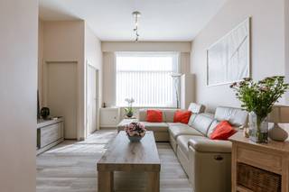 <p><strong>Charmante maison de ville prête à emménager au cœur de Brugsepoort</strong></p>
<ul>
<li>
<p><strong>Score PEB : C</strong></p>
</li>
<li>
<p><strong>Score mobilité : 9,3/10</strong></p>
</li>
</ul>
<p>Bienvenue au <strong>Reinaertstraat 94</strong>, une rue agréable et calme située dans le quartier animé de Gand. Grâce à son emplacement central, vous profitez ici du meilleur des deux mondes : un environnement résidentiel paisible tout en étant à proximité immédiate des commerces, écoles, transports publics et du centre historique. La maison se trouve également à deux pas de l’axe cyclable Zuidkaai-Coupure, à seulement 5 minutes à vélo du centre-ville.</p>
<h3>Agencement</h3>
<p>En entrant, vous accédez directement au séjour lumineux avec salle à manger. Le poêle à gaz apporte une atmosphère chaleureuse et conviviale. Dans le prolongement, une cuisine ouverte entièrement équipée avec coin repas s’ouvre sur une <strong>terrasse urbaine ensoleillée</strong> grâce à une grande baie vitrée – l’endroit parfait pour se détendre ou partager un repas.</p>
<p>Derrière la cuisine se trouvent une buanderie pratique/espace de rangement et un WC séparé. Vous bénéficiez également d’un accès à la cave sèche ainsi qu’au couloir menant à la cage d’escalier.</p>
<p>Au demi-niveau : une salle de bain moderne équipée d’une <strong>douche à l’italienne</strong>, d’un <strong>double lavabo</strong> et d’un WC séparé.</p>
<p>Au premier étage : une <strong>chambre parentale spacieuse</strong> avec armoires encastrées et hauts plafonds, ainsi qu’une deuxième chambre idéale comme bureau ou dressing, également avec rangements intégrés.</p>
<p>Au deuxième étage : une <strong>troisième chambre particulièrement vaste</strong>, pouvant être divisée en deux pièces distinctes. De là, vous accédez au grenier de rangement via une trappe escamotable.</p>
<p>La maison est <strong>parfaitement entretenue, très bien isolée et entièrement habitable immédiatement</strong>. Possibilité de reprendre la location d’un garage dans la rue pour seulement <strong>60 €/mois</strong>.</p>
<p>Proche de la réserve naturelle Bourgoyen-Ossemeersen, de nombreux restaurants et cafés, de la piscine Rooigem et du ring de Gand.</p>
<p>📞 <strong>Plus d’informations et/ou une visite : contactez Laura au 0473 41 35 62 ou via info@vicusvastgoed.be<span></span></strong></p>