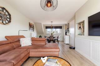 <p><span>Perfect instapklaar appartement met ruim zuidgericht terras en garage</span></p><p><span> </span></p><p><span>Belangrijkste troeven:</span></p><p><span>- Gerenoveerd en volledig instapklaar</span></p><p><span>- Leuke indeling met mooie ruimtes</span></p><p><span>- Prachtig, ruim en zuidgericht terras!</span></p><p><span>- Garagebox reeds in de prijs inbegrepen</span></p><p><span>- Extra parking voor- en achteraan</span></p><p><span>- Asbestveilig, elektriciteit conform en EPC B!</span></p><p><span>- Lage gemeenschappelijke kosten</span></p><p><span> </span></p><p><span>Bekijk zeker ook onze grondplannen met de afmetingen. Zo krijgt u van thuis uit al een perfect beeld van wat deze woning te bieden heeft!</span></p><p><span>Wenst u meer info of een vrijblijvende bezichtiging, contacteer dan ons kantoor op het nummer 014 39 99 99 en wij helpen u graag verder.</span></p>