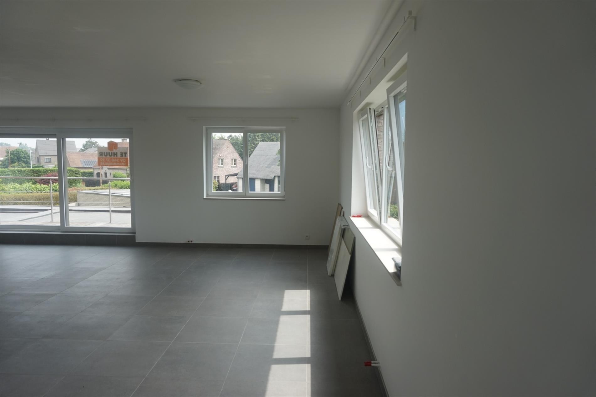 Ruime bel-étage woning met terras, garage en 3 slaapkamers in Lokeren - foto 2