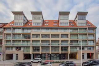 Bent u op zoek naar een pied-à-terre in Nieuwpoort?<br /><br />Deze studio is gelegen in de Residentie Gauguin, het gebouw in de winkelstraat en de Franslaan die zeer herkenbaar is door zijn dakstructuur. Deze moderne residentie biedt een mooie combinatie van een sublieme ligging en hedendaags comfort. Op een boogscheut van de Zeedijk bevindt u zich hier vlakbij het strand én bij alle voorzieningen van het stadscentrum.<br /><br />De studio zelf beschikt over een inkomhal die dienst doet als slaaphoek, voorzien van uitklapbaar bed, badkamer met douche, woonkamer met open keuken en balkon. In de kelderverdieping beschikt  de residentie over een zeer ruime gemeenschappelijke fietsberging.<br /><br />Verhuizen hoeft niet, de studio wordt gemeubeld aangeboden.<br /><br />EPC: 293.