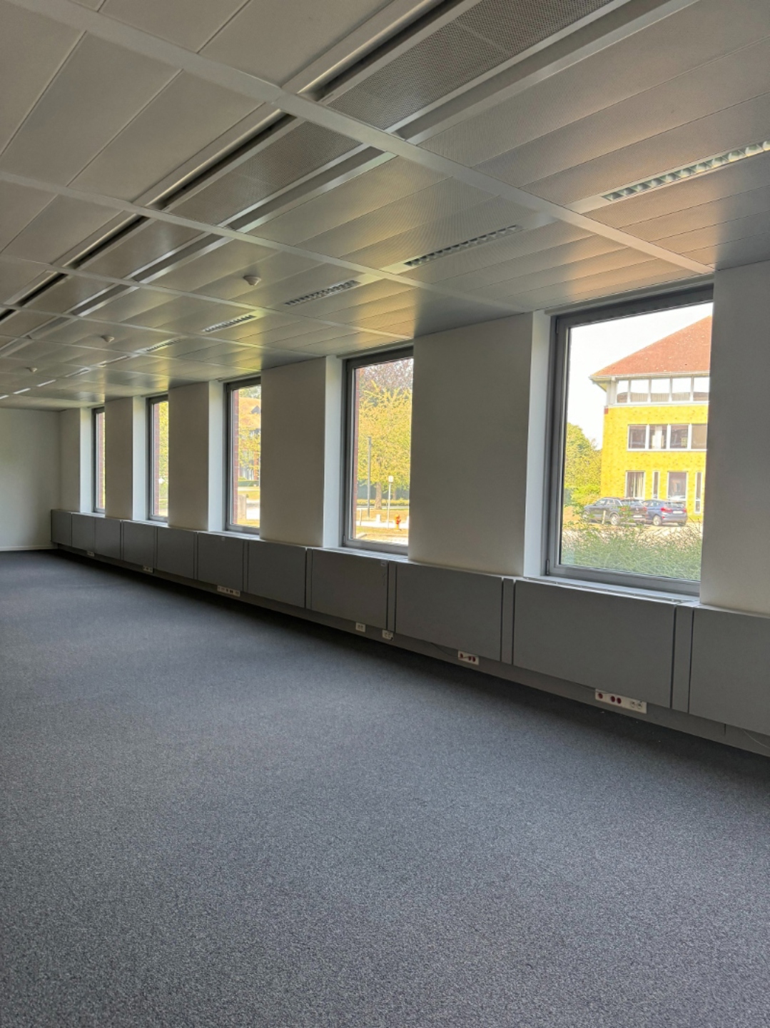 Commercial for rent in Waterloo - photo 3