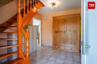 <div>
<p>Gelegen in een rustige en aangename wijk bevindt zich deze charmante, instapklare woning. U geniet hier van een ideale combinatie tussen rust en bereikbaarheid, met winkels, openbaar vervoer, scholen en een sporthal op korte afstand.<br /><br />Indeling:<br /><br />Via de ruime inkomhal betreedt u de woning en ervaart u meteen een gevoel van openheid. Aan de linkerzijde bevindt zich de lichtrijke leef- en eetruimte, waar grote raampartijen zorgen voor een overvloed aan natuurlijk licht. In de bijkeuken bevindt zich een achterdeur die directe toegang biedt tot de tuin en zo een mooie verbinding creëert tussen binnen en buiten.Aansluitend vindt u de ruime en praktische keuken, voorzien van voldoende opbergruimte.<br /><br />Op het gelijkvloers beschikt de woning verder over een garage met sectionale poort en een aparte wasruimte, wat bijdraagt aan het dagelijks comfort.<br /><br />De eerste verdieping omvat drie volwaardige slaapkamers, waarvan één met een aansluitende dressing, en een recent vernieuwde, volledig uitgeruste badkamer.<br /><br />De woning werd bovendien energiezuinig gemaakt dankzij zonnepanelen, hoogrendements beglazing (Thermobel Advanced 1.0), vernieuwde voor- en achterdeur en na-isolatie van de spouwmuren. Dit resulteert in een gunstige EPC-score B, wat zorgt voor een lager energieverbruik en beperkte maandelijkse kosten.<br /><br />Buiten geniet u van een ruime oprit, een carport en een praktische fietsenstalling. De verzorgde voortuin en de aangename, royale achtertuin met tuinhuis maken het geheel compleet – ideaal voor wie houdt van rust en buitenruimte. <br /><br />De woning is beschikbaar uiterlijk 1 maand na akte.<br /><br />Interesse? Contacteer Topvastgoed voor een bezoek via 0475 700 700.</p>
</div>
<div>
<div></div>
</div>
<p><br /><br /></p>