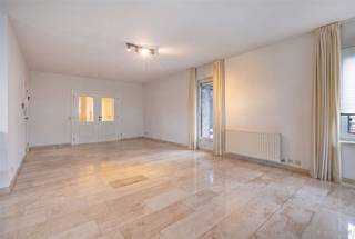 <p><span>Prachtig, uitzonderlijk ruim appartement met 2 slaapkamers, 2 terrassen en inpandige garagebox, gelegen nabij het centrum van Maaseik.</span></p><p><span> </span></p><p><span>ALGEMEEN:</span></p><p><span>-</span><span> </span><span>Appartement gelegen op de tweede verdieping. Lift aanwezig.</span></p><p><span>-</span><span> </span><span>Bewoonbare oppervlakte: ca. 150 m².</span></p><p><span>-</span><span> </span><span>Het appartement is afgewerkt met beige natuurstenenvloer.</span></p><p><span>-</span><span> </span><span>Asbestvrij en voorzien van een uitstekende EPC-score 117 kWh (label B), waardoor het appartement </span><span>niet onderhevig is aan renovatieverplichting</span><span>.</span></p><p><span>-</span><span> </span><span>Verwarming op aardgas.</span></p><p><span>-</span><span> </span><span>Aluminium ramen met dubbele beglazing.</span></p><p><span>-</span><span> </span><span>Garagebox inbegrepen in de prijs, bereikbaar via de gemeenschappelijke lift.</span></p><p><span>-</span><span> </span></p><p><span> </span></p><p><span>INDELING:</span></p><p><span>-</span><span> </span><span>Zeer ruime inkomhal met vestiaireruimte, gastentoilet met fonteintje en verluchtingssysteem en toegang tot alle vertrekken.</span></p><p><span>-</span><span> </span><span>Riante woonkamer, te bereiken via een dubbele deur. De leefruimte is voorzien van grote raampartijen die zorgen voor overvloedig natuurlijk licht en biedt toegang tot twee terrassen: een gedeeltelijk overdekt zijterras en een overdekt terras aan de voorzijde, te bereiken via een groot schuifraam.</span></p><p><span>-</span><span> </span><span>Volledig geïnstalleerde keuken voorzien van een eethoek en inductiekookplaat met dampkap, combi-oven, vaatwasser, koelkast met vriesvak en spoeltafel.</span></p><p><span>-</span><span> </span><span>Nachthal met toegang tot de slaapkamers, badkamer en berging.</span></p><p><span>-</span><span> </span><span>Slaapkamer 1: voorzien van een schuifraam, tevens uitgevend op het gedeeltelijk overdekte zijterras.</span></p><p><span>-</span><span> </span><span>Slaapkamer 2.</span></p><p><span>-</span><span> </span><span>Badkamer voorzien van dubbele wastafel, kolomkasten, inloopdouche, bidet, infraroodcabine en toilet.</span></p><p><span>-</span><span> </span><span>Ruime berging, voorzien van inbouwkasten en een aansluiting voor wasmachine en droogkast.</span></p><p><span>-</span><span> </span><span>Garagebox, te bereiken via de gemeenschappelijke lift.</span></p><p><span>-</span><span> </span><span>Parkeergelegenheid aan de voorzijde van het gebouw.</span></p>