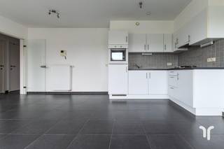 Energiezuinig éénslaapkamerappartement met zonneterras Op het vierde verdiep van een rustige residentie langs de Torhoutsesteenweg vinden we dit...