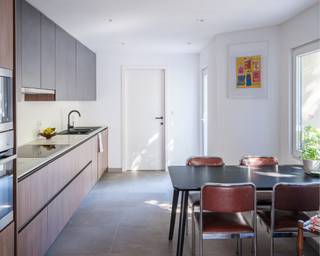 Volledig gerenoveerde interbellumwoning op wandelafstand van Gent-Sint-Pieters<br /><br />Op wandelafstand van het station Gent-Sint-Pieters bevindt zich deze volledig gerenoveerde interbellumwoning uit 1933. Achter de karaktervolle gevel schuilt een verrassend ruim en lichtrijk geheel, waar authentieke architectuur en hedendaags wooncomfort samenkomen.<br /><br />De woning werd in 2023 grondig vernieuwd en combineert een doordachte indeling met een energiezuinige technische uitrusting. Hoge plafonds en een goede lichtinval zorgen voor een aangenaam gevoel van ruimte, terwijl de authentieke elementen uit de bouwperiode de woning haar eigen karakter laten behouden.<br /><br />De woning telt een brutovloeroppervlakte van ca. 169 m², op een perceel van 94 m², met vier slaapkamers, een bureau en een privatieve buitenruimte.De vier volwaardige slaapkamers en het bureau maken de woning even geschikt voor een gezin als voor wie van thuis uit werkt als voor cohousing. De buitenruimte achteraan is de ideale plek om tot rust te komen na een drukke dag.<br /><br />Warmtepomp, elf zonnepanelen en airco zorgen voor een energiezuinig comfort, bevestigd door het EPC-label A: een woning die klaar is voor de toekomst, zonder dat er nog grote werken nodig zijn.<br /><br />Een uitzonderlijke opportuniteit voor wie op zoek is naar een ruime, zorgeloze gezinswoning op een strategische toplocatie, met het historische centrum van Gent, het station en alle voorzieningen binnen handbereik.