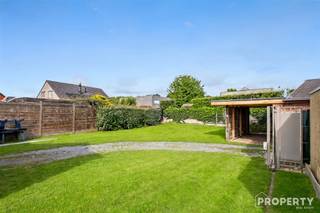 Op zoek naar een woning die je nog verder naar smaak kan inrichten? Dan is deze aantrekkelijke halfopen bebouwing, gelegen in een rustige wijk te Ingelmunster, absoluut het ontdekken waard!Op het gelijkvloers bevinden zich de leefruimte met zithoek en eetplaats, aansluitend op de open keuken met kookeiland. Daarnaast zijn er verschillende extra ruimtes die dienst kunnen doen als bureau, hobbyruimte of berging.Op de verdieping vindt u de slaapkamers en een badkamer met ligbad en dubbele wastafel.Buiten beschikt de woning over een grote tuin, een overdekte ruimte die als terras kan worden ingericht en een vrijstaande dubbele garage. Ook aan extra bergruimte en parkeergelegenheid is er geen gebrek.De woning vraagt hier en daar nog wat opfrissing en afwerking, maar biedt een mooie basis om alles naar eigen smaak in te richten.Benieuwd naar deze woning? Neem gerust contact met ons op voor een bezoek! 056 96 08 00 – info@property-vastgoed.be