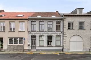 Ready to move in and well-kept house for sale in the center of Izegem. This pleasant family home has a living area of 155 m² and has 3 full...