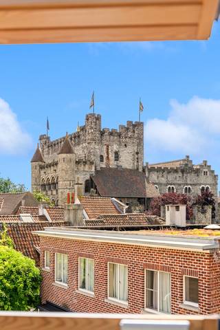 Deze karaktervolle stadswoning is gelegen in de rustige Zeugsteeg, midden in het historische Patershol, op wandelafstand van de Korenmarkt, de Graslei, gezellige restaurants, winkels en het openbaar vervoer.<br /><br />Op het gelijkvloers bevinden zich een slaapkamer, bureauruimte, badkamer en gastentoilet. De eerste verdieping vormt het leefgedeelte met een lichtrijke woonkamer, volledig uitgeruste keuken en een ruim terras. Op de tweede verdieping zijn er twee slaapkamers, een dressing en een apart toilet. De bovenste verdieping biedt een veelzijdige ruimte met een spectaculair panoramisch zicht op het Gravensteen dankzij het grote uitklapbare Velux-raam.<br /><br />Verder beschikt de woning over een wijnkelder, 8 zonnepanelen en is er de mogelijkheid tot aankoop van een garagebox.<br /><br /><strong>Troeven</strong><br />+ Toplocatie in het historische Patershol<br />+ 3 slaapkamers<br />+ Ruim zonneterras<br />+ Panoramisch zicht op het Gravensteen<br />+ Wijnkelder<br />+ 8 zonnepanelen<br />+ Mogelijkheid tot aankoop garagebox<br /><br />Interesse? Contacteer info@oko.immo of 0488 04 13 58.