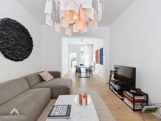 <p>Volledig gerenoveerde en instapklare rijwoning, afgewerkt met mooie en kwalitatieve materialen. De woning werd volledig gerenoveerd in 2020 en biedt een aangename combinatie van modern comfort, ruimte en een praktische indeling.<br /><br />Op het gelijkvloers vinden we een inkomhal, een gezellige leefruimte, een mooi afgewerkte keuken, een gastentoilet en een handige waskamer met toegang tot de kelder. Vanuit de leefruimte is er toegang tot het terras en de diepe, zuidgerichte tuin, een heerlijke plek om te genieten van de buitenruimte en de zon. <br />Op de eerste verdieping bevinden zich twee slaapkamers, een badkamer en een afzonderlijk toilet. De badkamer is voorzien van een douche en dubbele lavabo. De tweede verdieping beschikt over een ruime master bedroom, waardoor de woning in totaal drie volwaardige slaapkamers biedt. Daarnaast is er een ruime kelder en tuinhuis die extra bergruimte bieden.</p>
<p><strong><span>Extra troeven:</span></strong></p>
<ul>
<li><span>Volledig gerenoveerd in 2020</span></li>
<li><span>Instapklaar</span></li>
<li><span>Zeer ruime keuken </span></li>
<li><span>Afgewerkt met mooie, kwalitatieve materialen</span></li>
<li><span>Diepe, zuidgerichte tuin</span></li>
<li><span>Regenwaterput </span></li>
<li><span>Dubbele beglazing</span></li>
<li><span>EPC-label B</span></li>
<li><span>Kelder</span></li>
<li><span>Ideale gezinswoning of interessante starterswoning</span></li>
</ul>
Kom het huis ontdekken tijdens de <strong>bezoekdagen op 5 en 6 september</strong>. Indien deze data niet passen, kan er altijd gekeken worden voor een alternatief moment.<br />
<p>Deze woning is te koop ZONDER makelaar via het concept van Smart Houses! Wenst u verdere inlichtingen of een bezoek? Contacteer rechtstreeks de eigenaar via <span>+32472083114</span></p>