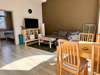 INDIEN U EEN BEZOEK WENST IN TE PLANNEN GELIEVE EEN AANVRAAG IN TE DIENEN VIA WWW.HILLEWAERE.BE --> DOORKLIKKEN NAAR PAND --> VIA DE RODE KNOP<br /><br />Instapklaar appartement op de 1e verdieping (zonder lift) in de rustige Koning Boudewijnstraat, vlakbij het station. Ideale ligging met winkels, openbaar vervoer en parken in de buurt. Het appartement is goed onderhouden en heeft een moderne keuken, stijlvolle badkamer en veel natuurlijk licht. Perfect voor alleenstaanden of koppels die comfortabel willen wonen nabij het stadscentrum.<br /><br />Beschikbaar vanaf 1 juli 2026. Prijs: 925 euro + 25 euro forfait.