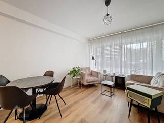 <p>Welkom in dit stijlvol volledig gerenoveerde gelijkvloerse appartement, waar hedendaags wonen en comfort hand in hand gaan. De inkomhal leidt naar een aangename, lichtrijke leefruimte met open keuken, perfect voor gezellige avonden of een ontspannen thuisgevoel.</p>
<p>Verder beschikt het appartement over een volwaardige slaapkamer en een strak ingerichte badkamer met inloopdouche, lavabo en toilet.</p>
<p>De ligging is een absolute troef: vlakbij belangrijke invalswegen, winkels en scholen én op wandelafstand van een tramhalte, wat zorgt voor een vlotte en zorgeloze mobiliteit.</p>
Een instapklaar appartement met een frisse uitstraling, ideaal voor starters, alleenstaanden of als slimme investering.<br /><br />Extra troeven:<br /><br />
<ul>
<li>energiezuinig</li>
<li>elektrische rolluiken</li>
<li>nabij belangrijke invalswegen, scholen, winkels</li>
<li>vlakbij de tramhalte</li>
<li>volledig gerenoveerd</li>
<li>instapklaar</li>
</ul>
Algemene kosten bedragen +/-170 euro per maand (syndic, privé gas en privé water inbegrepen)<br />
<p>Deze woning is te koop ZONDER makelaar via het concept van Smart Houses. Wenst u verdere inlichtingen of een bezoek? Contacteer rechtstreeks de eigenaar via 0471/68.54.08</p>