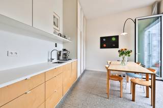 Ontworpen door het bekroonde bureau 51N4E – genomineerd voor de Renaat Braemprijs – maakt deze woning deel uit van een vernieuwend stadsproject...