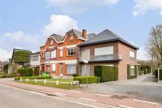 Deze te renoveren woning, gelegen in de Meester Van der Borghtstraat 25 te Putte, biedt tal van mogelijkheden voor wie op zoek is naar een project met potentieel. De woning beschikt over drie slaapkamers en vormt de ideale basis om volledig naar eigen smaak en wensen in te richten.<br />Achteraan de woning bevindt zich een prachtige, groene tuin waar het heerlijk vertoeven is in alle rust en privacy. Het overdekte terras zorgt ervoor dat u het hele jaar door van het buitenleven kunt genieten, ongeacht de weersomstandigheden.<br />Via de tuin is er bovendien een handige toegang tot de achtergelegen staanplaatsen, bereikbaar via een praktisch padje. Dit zorgt voor extra comfort en bereikbaarheid.<br />Kortom, een woning met karakter en veel mogelijkheden op een aangename locatie.<br /><br />Troeven: <br />✅ Prachtige tuin<br />✅ Doorgang lans achter<br />✅ Volledig naar wens te renoveren<br />✅ Goede locatie<br />✅ Leuke indeling<br />✅ ... <br /><br />Voor interactieve grondplannen met foto’s, ga naar www.wijns.be en klik op de knop “virtueel bezoek”.<br />Info & afspraak: ☎ 0473/33 33 10 ✉ geoffry@wijns.be