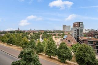 <strong>Instapklaar 2-slaapkamerappartement met panoramisch uitzicht en zuidwestgericht terras</strong><br /><br />- KIJKDAG 15/08 -<br /><br />Dit prachtige appartement op de vierde verdieping van een verzorgd gebouw uit 2008 combineert een hoogwaardige afwerking met een uniek uitzicht over de skyline van Antwerpen. Dankzij de uitzonderlijke gevelbreedte van maar liefst 14 meter en de grote raampartijen geniet het appartement van een bijzonder aangename lichtinval en een prachtig panoramisch zicht over de stad. De leefruimte beschikt over een donkere eiken geoliede parketvloer en vloerverwarming. Vanuit de leefruimte én de slaapkamer heeft u toegang tot het zuidwestgerichte terras, waar u heerlijk kan genieten van de namiddag- en avondzon.<br /><br />De moderne keuken werd recent uitgerust met een nieuwe inductiekookplaat en vaatwasser. Daarnaast zorgen de nieuwe Daikin airco-units in de leefruimte en slaapkamer voor extra comfort. Het appartement beschikt over 2 volwaardige slaapkamers, een stijlvolle badkamer met ligbad, douche en dubbele lavabo, een praktische inkomhal met videofoon en aparte meters. Het gebouw omvat slechts 7 appartementen en wordt uitstekend onderhouden. Bij het appartement hoort een private autostaanplaats in het gebouw, die mee aangekocht dient te worden voor €35.000. Voor elektrische wagens is er ter hoogte van het appartement een laadpunt beschikbaar.<br /><br />Gelegen aan de groene long van Antwerpen vlakbij Park Spoor Noord, geniet u hier van een ideale combinatie tussen rust en stadsleven. Het bruisende Cadix, het Eilandje, openbaar vervoer, scholen, winkels en horeca bevinden zich allemaal op korte afstand. <br /><br /><strong>Bijzonderheden:</strong><br />- EPC-label B <br />- Bouwjaar 2008<br />- Gevelbreedte van 14 meter<br />- Gemeenschappelijke fietsenberging<br />- Private autostaanplaats mee aan te kopen voor €35.000<strong><br /></strong>