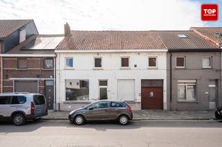 Koppelwoning te koop in hartje Eeklo, ideaal als kangoeroewoning of co-housingproject.<br /><br />Deze te renoveren meersgezinswoning bevindt zich op een boogscheut van het centrum van Eeklo. Winkels, openbaar vervoer en scholen liggen vlakbij.<br /><br />De eigendom bestaat uit twee entiteiten:<br /><br />Appartement: 1 slaapkamer, woonkamer, keuken, badkamer en toegang tot de gemeenschappelijke garage.<br /><br />Woning: Woonkamer met eetgedeelte, keuken, één slaapkamer, veranda en badkamer op het gelijkvloers. Op de eerste verdieping bevinden zich nog twee slaapkamers en een zolder die kan dienen als extra slaapkamer of polyvalente ruimte.<br /><br />Buiten geniet je van een ruime tuin van 236 m² met uitzicht op de velden.<br /><br />Contacteer Topvastgoed voor een bezoek!