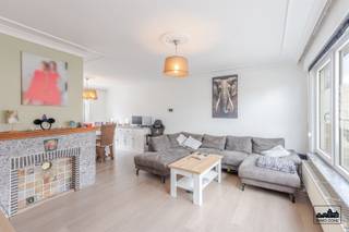 Bent u op zoek naar een ruime woning in een rustige buurt? Dan is dit misschien wel uw nieuwe thuis!Bij het betreden van de woning komt u terecht in...