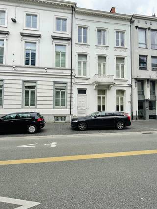 Bent u op zoek naar een charmante en unieke woonplek met karakter? Dit prachtige appartement, gelegen op de derde en bovenste verdieping van een authentieke herenwoning, combineert sfeer en ruimte op een bijzondere manier.<br /><br />De woning straalt authenticiteit uit dankzij de mooie houten vloeren en zichtbare houten balken, die zorgen voor een warm en ruimtelijk gevoel. De lichtrijke leefruimte sluit naadloos aan op een open, geïnstalleerde keuken – ideaal voor wie houdt van gezellig wonen en koken.<br /><br />Verder beschikt het appartement over een badkamer met enkele wastafel en douche, een apart toilet en een ruime bergruimte. De mezzanine biedt een praktische en sfeervolle plek om uw slaapruimte in te richten.<br /><br />Extra opbergruimte is voorzien in de gemeenschappelijke kelder.<br /><br />De ligging is een absolute troef: vlakbij het station van Aalst, op wandelafstand van de Grote Markt en in de nabijheid van diverse openbare parkings. Parkeren kan bovendien eenvoudig via een bewonerskaart.<br /><br />Het appartement is onmiddellijk beschikbaar.<br /><br />Huurprijs: 700 EUR/ maand + 70 EUR/ maand voor verwarming.