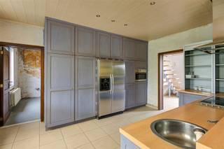<p>Deze woning is achterin gelegen, met zicht op de weilanden. Dit is een totaalrenovatieproject, ook sloop- en heropbouw zijn hier mogelijk volgens de zonevreemde basisrechten. Op de gelijkvloerse verdieping bevinden zich een inkomhal, een leefruimte met open keuken, een badkamer, een wasplaats en een garage. Op de eerste verdieping zijn 3 grote ruimtes die kunnen omgevormd worden naar verschillende slaapkamers. De woning valt onder het onweerlegbaar vermoeden van vergunning. De schuur die rechts van de woning is gebouw is opgetrokken zonder vergunning, net als de veranda. Contacteer ons voor meer info of een bezoek. </p>