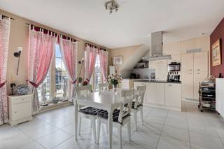 <p>Gelegen op een uitstekende en centrale locatie in het hart van <strong>Sint-Job-in-’t-Goor</strong> vindt u dit instapklare éénslaapkamerappartement met een bewoonbare oppervlakte van <strong>94 m²</strong>.<br />Bij het betreden van het appartement komt u in de inkomhal, die toegang biedt tot de verschillende ruimtes. De <strong>lichtrijke leefruimte </strong>sluit naadloos aan op de <strong>moderne, open keuken</strong>. Deze is volledig uitgerust met alle hedendaagse comfort, waaronder een koelkast, vaatwasser, inductiekookplaat, spoelbak en tal van ingemaakte kasten. Verder bereikt u via de hal de volledig ingerichte badkamer, voorzien van een douche, lavabomeubel, toilet en aansluiting voor een wasmachine/droogkast. Daarnaast beschikt het appartement over een ruime slaapkamer, die op haar beurt toegang geeft tot het <strong>zonnige en ruime terras</strong> aan de achterzijde. Tot slot is er nog een <strong>ruime zolderruimte</strong>, momenteel ingericht als opbergruimte, die kan worden omgevormd tot tweede slaapkamer. In de ondergrondse parkeergarage van het gebouw beschikt het appartement over <strong>twee privatieve autostaanplaatsen.</strong></p><p>Extra troeven:<br />- EPC: 211 kWh/m² (C-score → GEEN renovatieverplichting)<br />- Elektriciteit conform!<br />- twee ondergrondse autostaanplaatsen inbegrepen!<br />- Riante zolderruimte die met aanpassingswerken kan worden omgevormd tot tweede slaapkamer<br />- Centrale ligging op wandelafstand van winkels, horeca en openbaar vervoer</p><p>Extra:</p><p>-Niet opgenomen in maatregelenregister</p><p>- Woongebied, Gvkr verdere stedenbouwkundige informatie in aanvraag.</p><p>Voor meer info ga naar www.coenenvastgoed.be of bel 03/375.82.92</p>