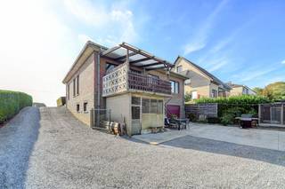 [[ DIT PAND NEEMT DEEL AAN DE ERA OPEN HUIZEN DAG OP 19/9 VAN 13:00 TOT 14:00 ]] 
<p>Open bebouwing in Molenbeek-Wersbeek (Bekkevoort) met diepe tuin en prachtig uitzicht over de velden.</p><p><br /></p><p>Deze woning uit 1978 is gelegen in een groene en landelijke omgeving met vlotte verbindingen, nabij scholen en het busstation van Tielt-Winge. De mooie diepe tuin met landelijke vergezichten vormt zonder twijfel één van de grote troeven van deze woning. Dankzij de praktische indeling is volledig gelijkvloers wonen mogelijk, wat extra comfort en flexibiliteit biedt. Bovendien geldt er geen onmiddellijke renovatieplicht dankzij het EPC-label D. Een ideale woning voor wie rustig wil wonen met alle nodige ruimte en potentieel.</p><p><br /></p><p>Belangrijkste ruimtes:</p><p>• Lichtrijke woonkamer met kachel en aangename leefruimte</p><p>• Ingerichte keuken met keramische kookplaat, oven, dampkap, vaatwasser en ingebouwde kasten</p><p>• Drie volwaardige slaapkamers</p><p>• Badkamer met inloopdouche en wastafel in meubel</p><p>• Apart toilet met handenwasser</p><p>• Inkomhal en nachthal</p><p>• Terras met zicht op de tuin en de omliggende velden</p><p>• Diepe tuin in een rustige landelijke omgeving</p><p>• Garage met automatische sectionale poort en elektriciteitsvoorziening</p><p>• Meerdere kelderruimtes inclusief ketelruimte</p><p><br /></p><p>Troeven:</p><p>• Mooie diepe tuin met vrij landelijk uitzicht over de velden</p><p>• Geen onmiddellijke renovatieplicht dankzij EPC-label D</p><p>• Mogelijkheid om volledig gelijkvloers te wonen</p><p><br /></p><p>Neem vandaag nog contact op met je ERA-makelaar voor een bezoek.</p><p><br /></p><p>JOUW DROOMHUIS. ZO GEVONDEN!</p>