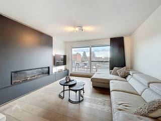 <p>Energiezuinige woning op wandelafstand van winkels, scholen, openbaar vervoer en het centrum. Het pand bestaat uit twee afzonderlijke entiteiten: Woning en loods, elk met een eigen huisnummer. De woning beschikt over een inkomhal met vestiaire. Op de eerste verdieping bevindt zich een gezellige leefruimte met parketvloer, zit- en eethoek en gashaard. Aansluitend is er een volledig uitgeruste open keuken met kookeiland en toegang tot het privatief dakterras, dat kan worden uitgebreid over de volledige oppervlakte van de loods. Verder zijn er een berging/bureel en een apart toilet. De tweede verdieping telt twee ruime slaapkamers en een ingerichte badkamer met douche, ligbad, dubbele lavabo en toilet. Via een trapluik bereikt u de zolder, die mits een vaste trap kan worden ingericht als derde slaapkamer. De loods is een ruime plaats/garage van ca. 140 m² met sectionale poort (3 m hoogte), industriële verwarming en drijfkracht. Niet-hinderende activiteiten zijn toegestaan.</p>
<p>Extra troeven:</p>
<ul>
<li>Energiezuinig</li>
<li>Conforme elektriciteitskeuring</li>
<li>Airco’s</li>
<li>Woning en loods apart verhuurbaar</li>
<li>Realistische huurprijs loods: ± €1.000/maand</li>
<li>Bruikbare vloeroppervlakte: 269 m²</li>
<li>Centrale ligging</li>
<li>Hoogwaardige afwerking en instapklaar</li>
</ul>
<p>Deze woning is te koop ZONDER makelaar via Smart Houses. Inlichtingen of een bezoek: contacteer de eigenaar via 0478/37.14.59.</p>
