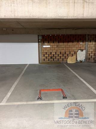 Gemakkelijk bereikbare ondergrondse autostaanplaats in residentie Santhooft C. De parking is ruim, veilig en ideaal gelegen, waardoor...