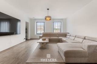 Voor meer info en foto’s, surf naar www.swevers.be – In de Tervantstraat 29 in Paal vindt u deze recente open bebouwing uit 2022, volledig instapklaar en afgewerkt met oog voor comfort, ruimte en energiezuinig wonen. Met een bewoonbare oppervlakte van 314,40 m² op een perceel van 680 m² is dit een ideale gezinswoning. De woning verwelkomt u via een ruime inkomhal en biedt op het gelijkvloers een lichtrijke leefruimte met woonkamer en eetkamer, aansluitend op een open keuken met ruim kookeiland. Daarnaast zijn er een afzonderlijk bureau, een speelkamer of logeerkamer, gastentoilet en een praktische garage met rechtstreekse toegang tot de woning. Op de verdieping bevinden zich drie slaapkamers, waaronder een royale master bedroom met mogelijkheid tot creëren van een inloopdressing. De badkamer, afzonderlijke wasplaats en extra kamers zorgen voor een comfortabele en praktische gezinsindeling. De zolderverdieping van ongeveer 70 m², bereikbaar via een vaste trap, biedt bovendien heel wat mogelijkheden als berging, hobbyruimte of extra woonruimte. Ook buiten is er volop plaats voor ontspanning, spelende kinderen of gezellige momenten op het terras. Dankzij de open bebouwing geniet u van extra privacy en een ruimtelijk gevoel. Met EPC-label A, zonnepanelen, een laadpaal, camerabewaking en ventilatiesysteem D is deze woning helemaal klaar voor de toekomst. Scholen, winkels, horeca, ontspanning, openbaar vervoer en de snelweg bevinden zich allemaal op korte afstand. Voor meer informatie, bel 011 255 155. Bron bewoonbare oppervlakte: EPC – verslag.