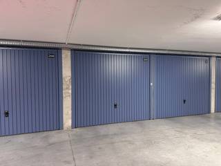 <strong><u>TE KOOP garagebox IJZERPARK - Dumortierlaan</u></strong><br /><br />Ruime en zeer gemakkelijk toegankelijke garagebox gelegen aan de Dumortierlaan, 8300 Knokke<br />Gesloten garagebox Y269 in een modern garagecomplex op niveau -2 (geen autolift).<br /><br />Gescheiden in- &amp; uitrit, (vlot in en uit rijden)<br />Toegangsbadge.<br /><br /><u>Ruime afmetingen</u>:<br />- hoogte: 2,10 m<br />- lengte: 6,70 m<br />- breedte: 3,01 m<br /><br />Automatische kantelpoort met afstandbediening (+ codeklavier).<br /><br />ref. G704 