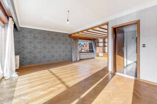 Dit zeer ruime appartement op het 1ste verdiep bezit enorm veel lichtinval en heeft een bewoonbare oppervlakte van maar liefst ongeveer 190 m².

Recentelijk is ook de elektriciteit vernieuwd en volledig conform bevonden !

Verder is dit appartement zeer gunstig gelegen op een boogscheut van Dessel centrum en nabij tal van verbindingswegen richting Mol, Geel, Retie, Lommel en Nederland.
Zo is de Nederlandse grens slechts verwijderd op 12 min rijden.

Buiten dat dit ruime appartement 4 slaapkamers bevat, is er ook een ruime leefruimte van ongeveer 40 m² aan de zuid kant, zo is er altijd rijkelijk veel lichtinval aanwezig, ook de keuken bevindt zich aan de zuid kant met zicht op terras en tuin.

De keuken is uitgerust met allemaal nieuwe keukenkasten, toestellen grotendeels nog zelf te voorzien.

Bij dit appartement hoort een volledig zuid-gerichte terras en tuin van ongeveer 135 m² groot.

Zo ook zijn er aan het appartement minimaal 2 parkeerplaatsen voorzien en zijn er voldoende parkeerplaatsen in de straat.

Bekijk zeker de plannen/foto's op https://www.vastgoedservice.be/vgs4/pand_one.asp?Immo_ID=19468 om een perfecte indeling te zien.

Kortom een appartement met veel potentieel dat zeker een bezoekje waard is !

Voor verdere informatie kan U steeds terecht op ons kantoor. 014/82.15.15.